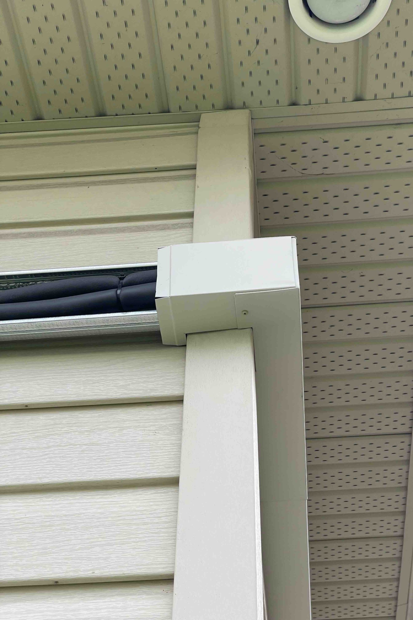 Cache-tuyaux en aluminium peint pour une finition qui épouse à merveille votre revêtement extérieur