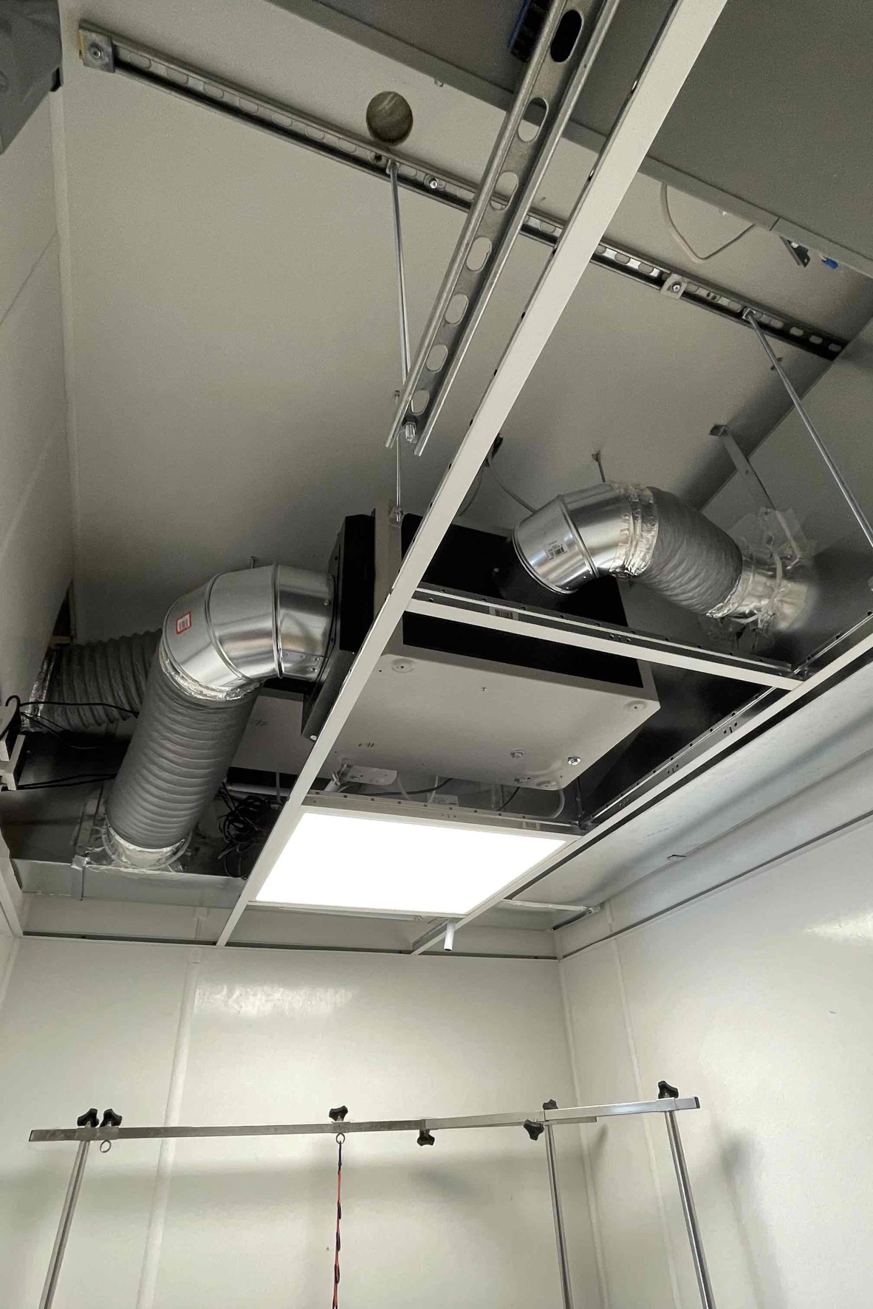 Deux déshumidificateurs installés en parallèle sur un système central commercial avec beaucoup d’humidité à gérer