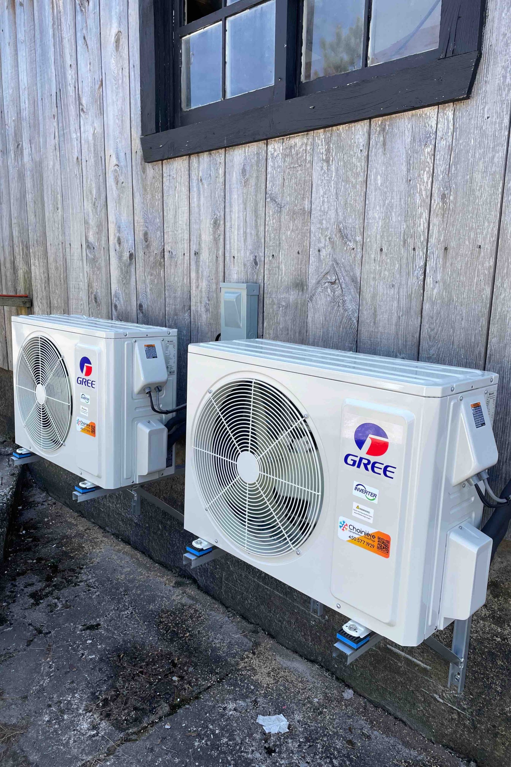 Installation de deux thermopompes dans une salle de réception à Knowlton