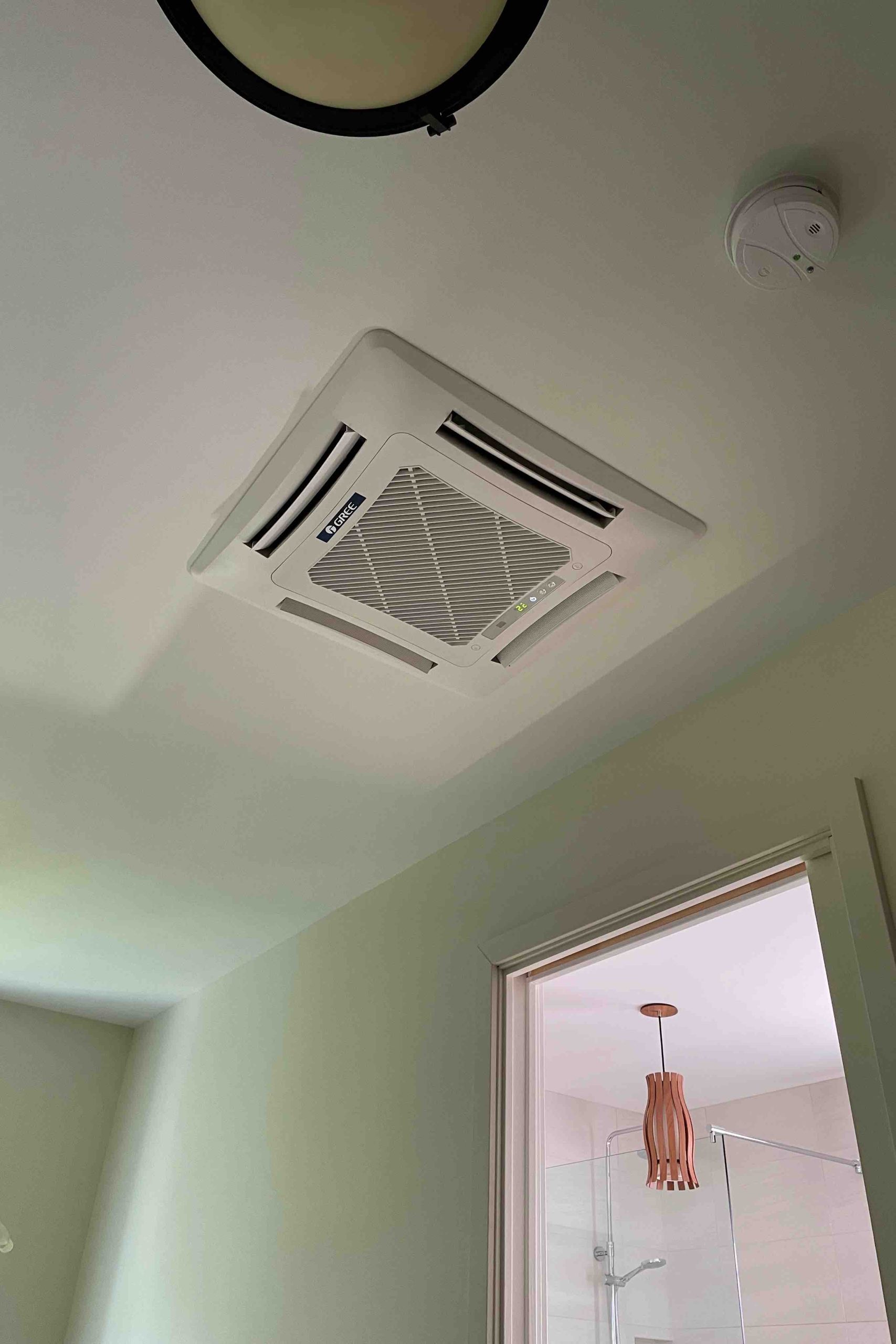 Installation de thermopompe GREE cassette au deuxième étage à Granby