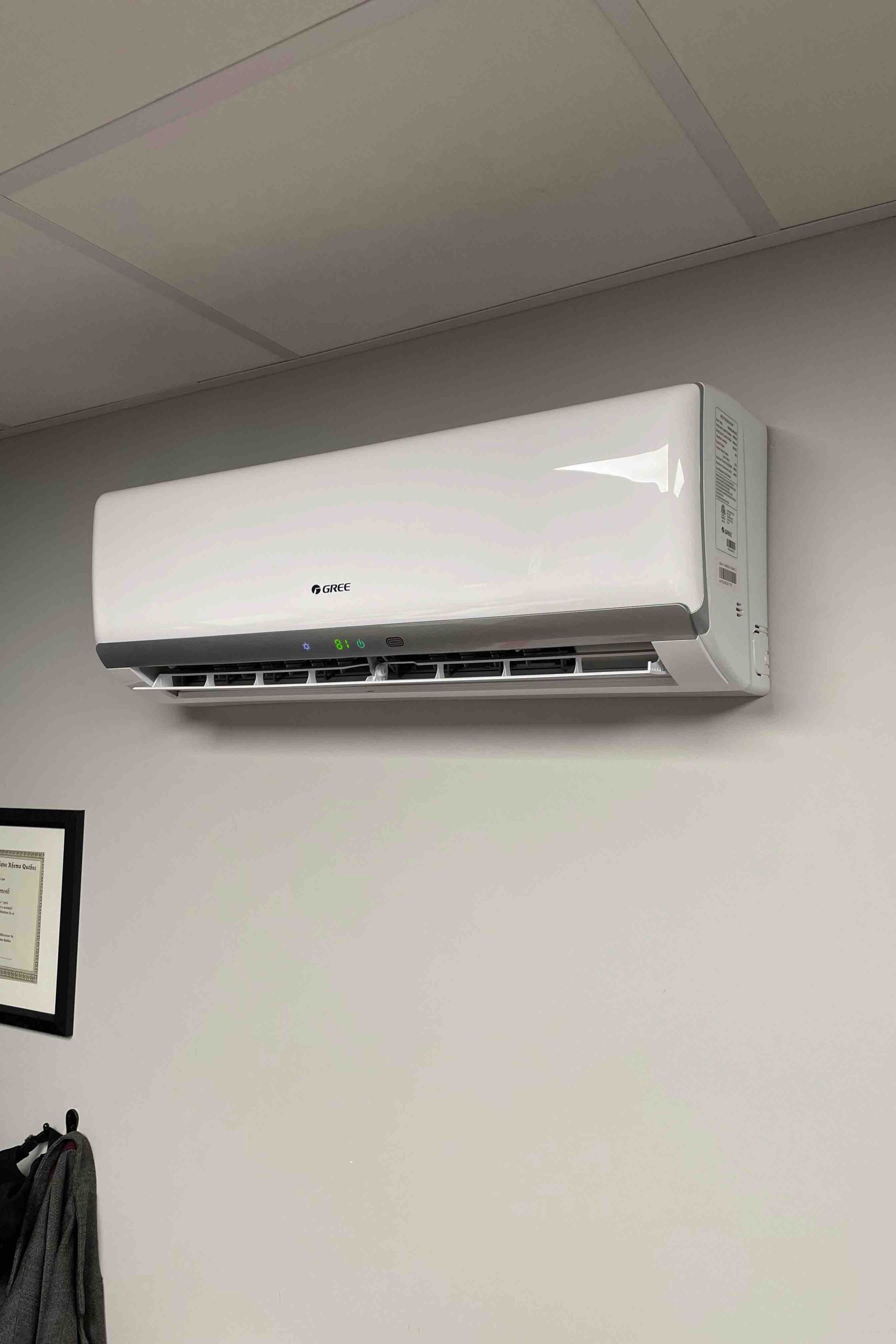 Installation de thermopompe murale GREE dans un bureau comptable à Bromont