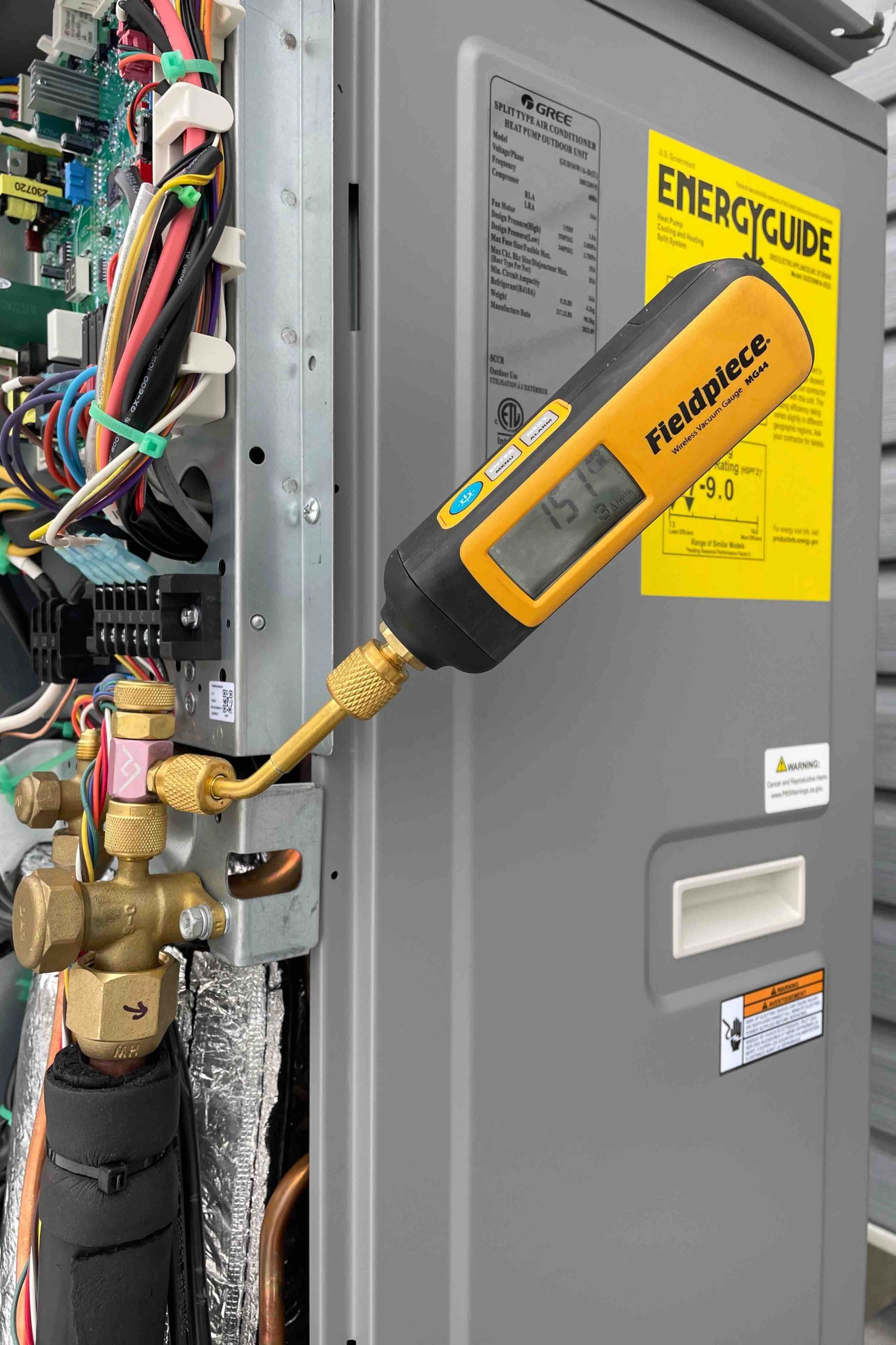 Mise sous vide d’un système de thermopompe à 151 microns à Granby