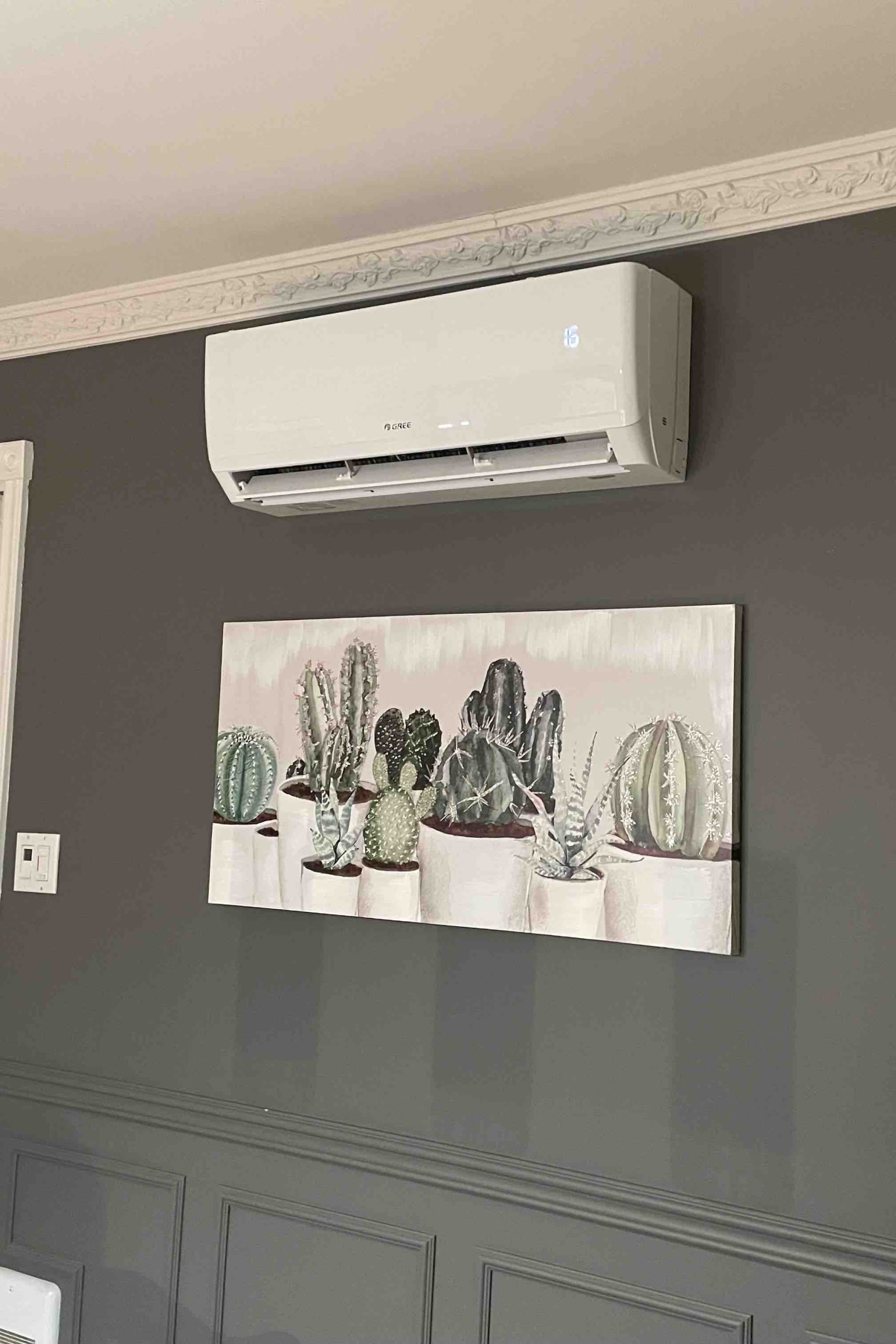 Thermopompe GREE Crossover 12 kBTU installée dans une salle à manger à Granby