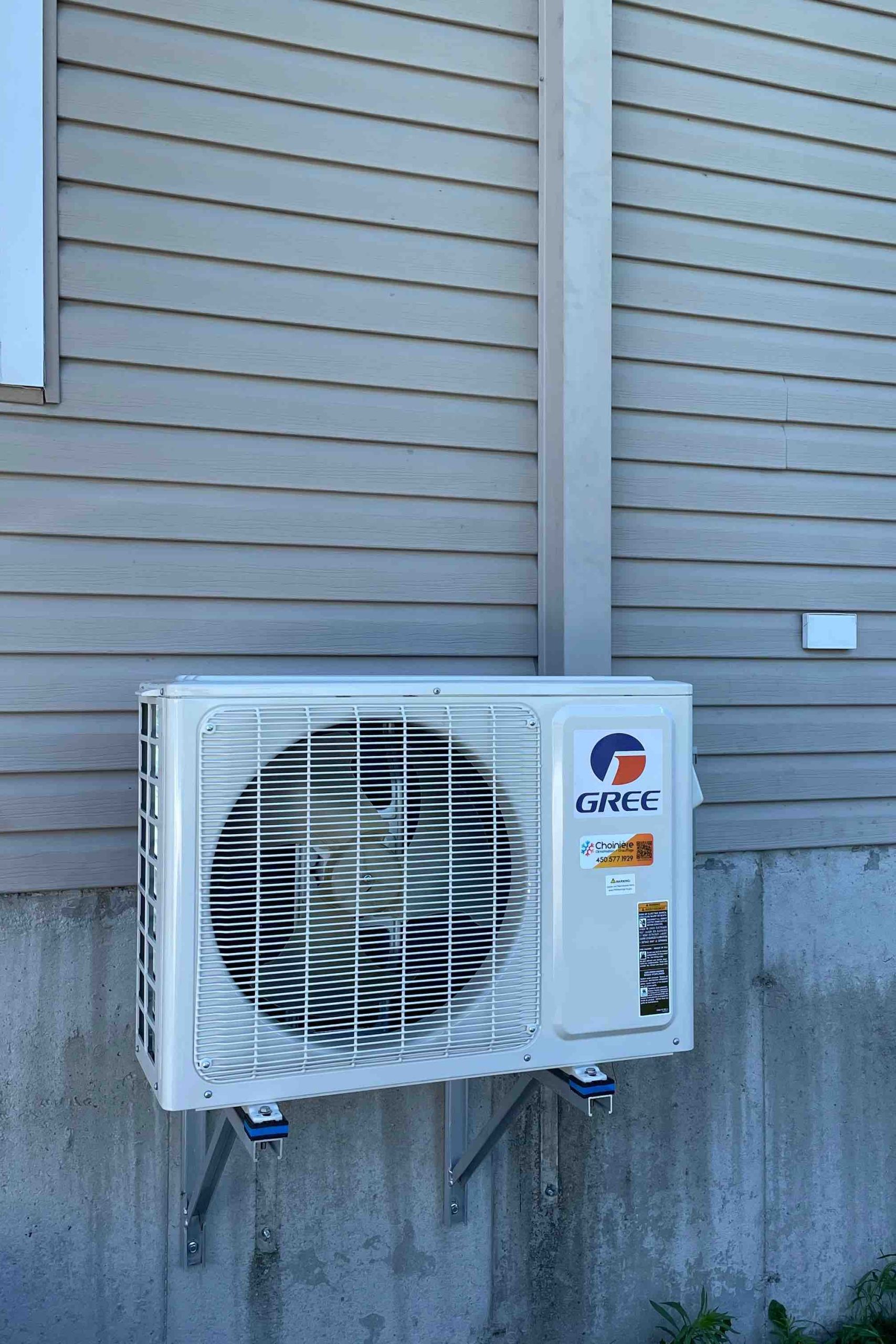 Thermopompe murale GREE Crossover installée dans une maison familiale à Granby