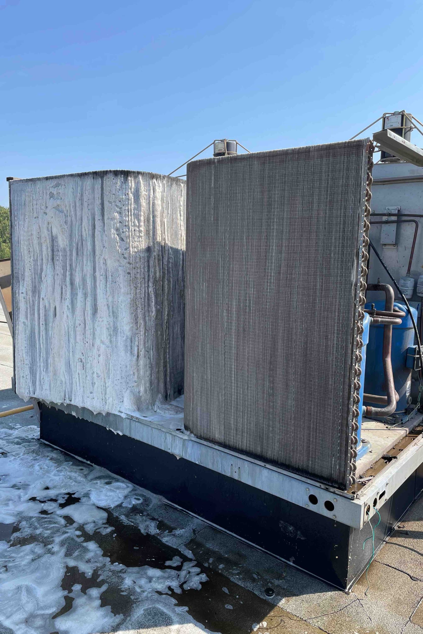 Unité de toit YORK sur un toit industriel à Granby