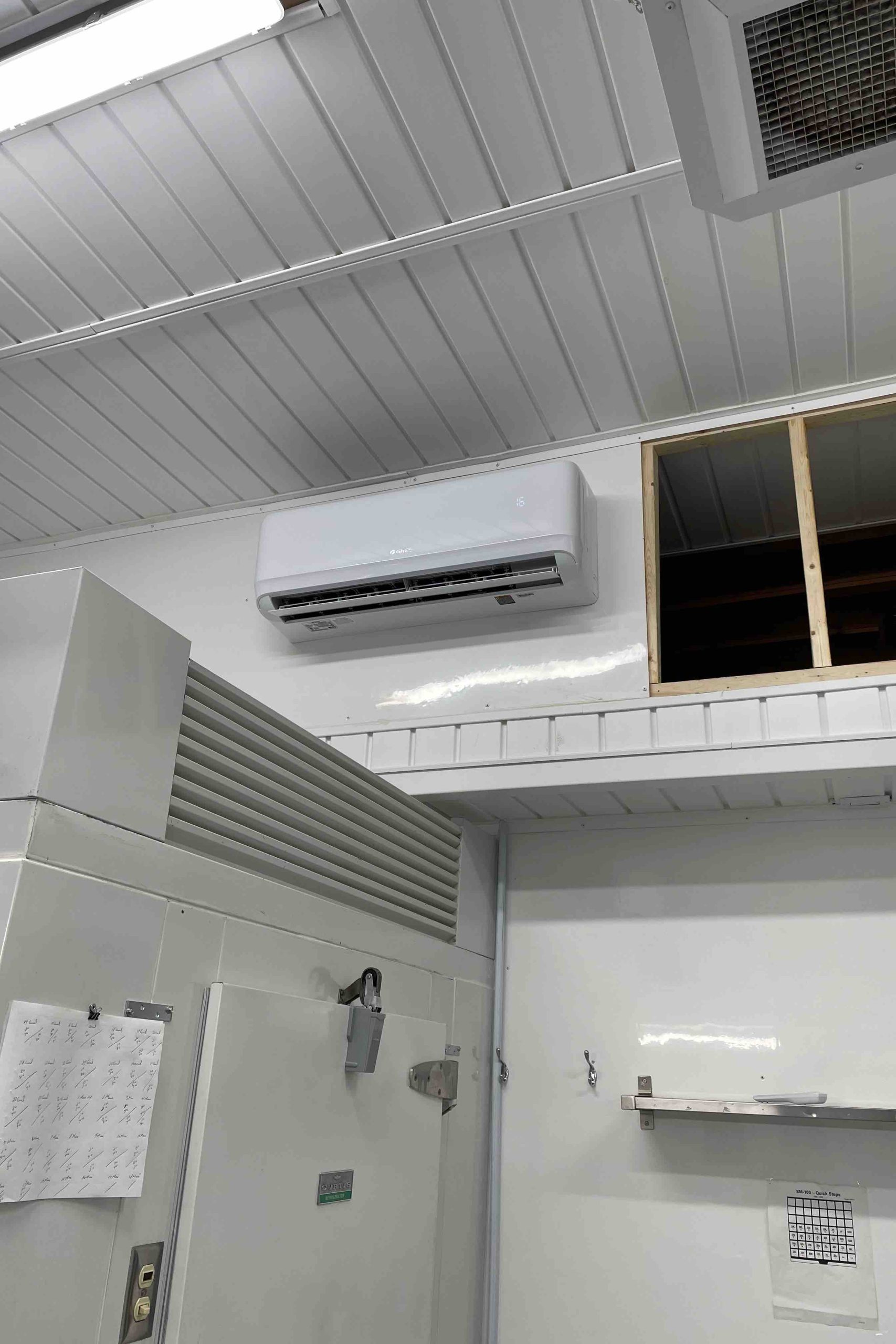 Unité de thermopompe installée dans une cuisine pour rafraîchir nos cuistots à Bromont