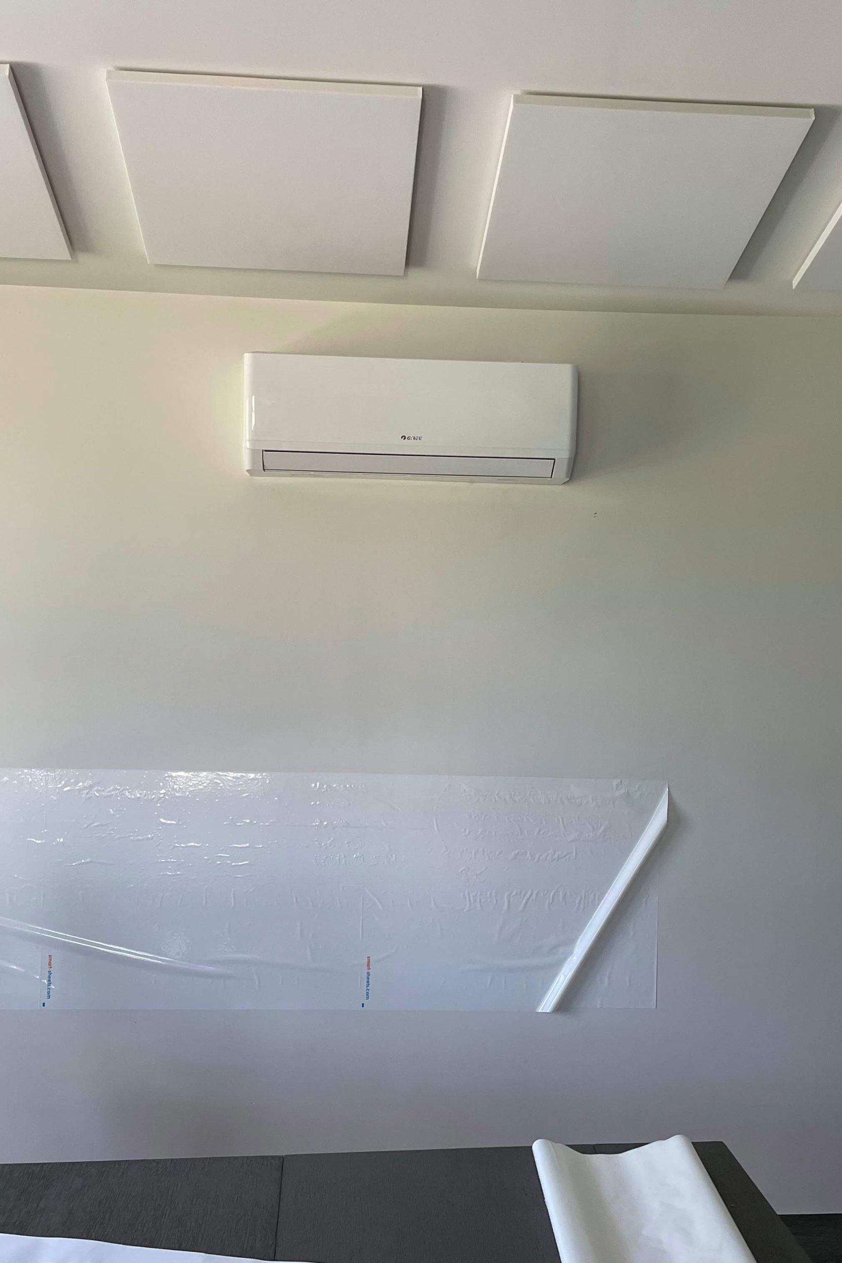 Unité de thermopompe GREE 12 kBTU installée à Bromont dans un bureau d’architecte